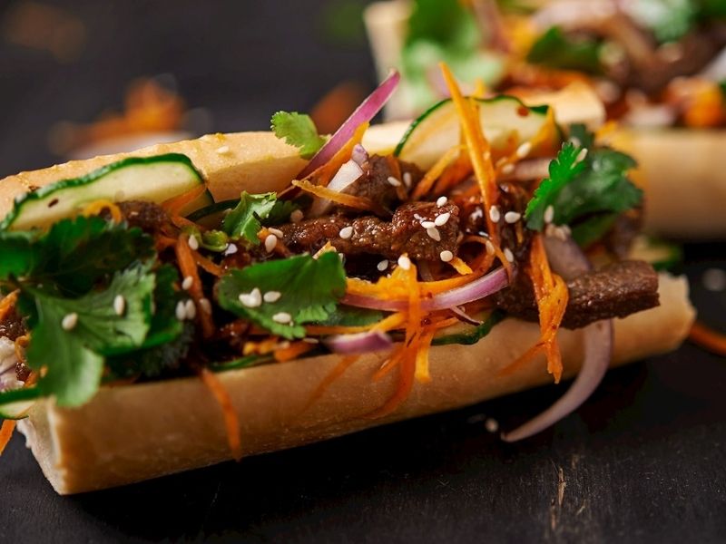 Bánh Mì: Gevrek Ekmeğiyle Öne Çıkan Vietnam Sandviçi