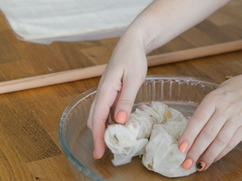 Cevizli Dolgu Ve Rulo Şeklinin Verilmesi