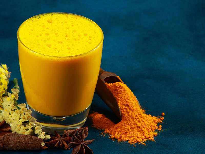 altın süt (zerdeçallı süt)