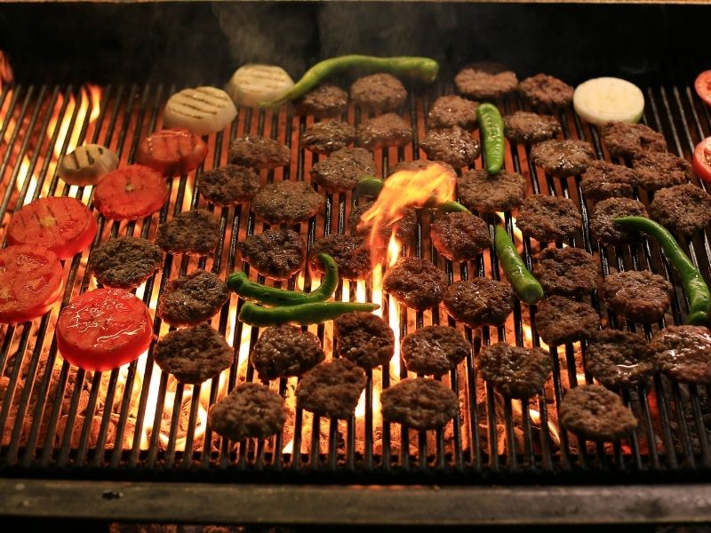 Odun Kömürü Ateşinde Pişirme Ve Geleneksel Servis Sunumu