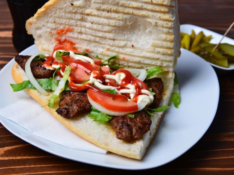 Kızgın Tavada Pişirme Ve Ekmek Arası Servis Sunumu