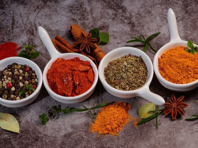 Tavada Hafifçe Kavurarak Uçucu Yağları Uyandırma Aşaması