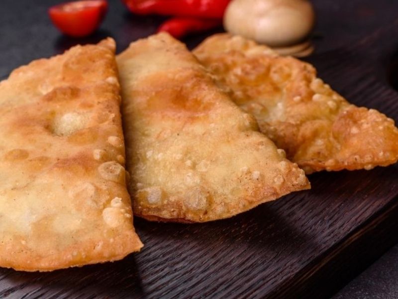 Yarım Ay Şeklinde Kapatın Ve Kızgın Yağda Saniyeler İçinde Pişirin