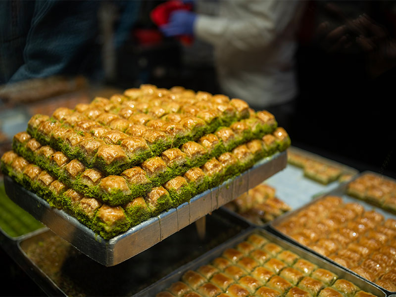 Baklavanın Tepsiye Yerleştirilmesi