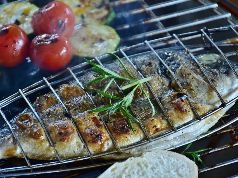  Izgara Telini Yağlamamak Ve Tuzla Kaplama Aşamasını Atlamak