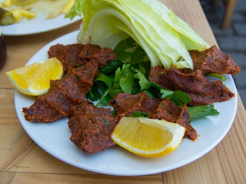 Taze Yeşilliklerin Eklemesi Ve Zengin Garnitürlü Servis