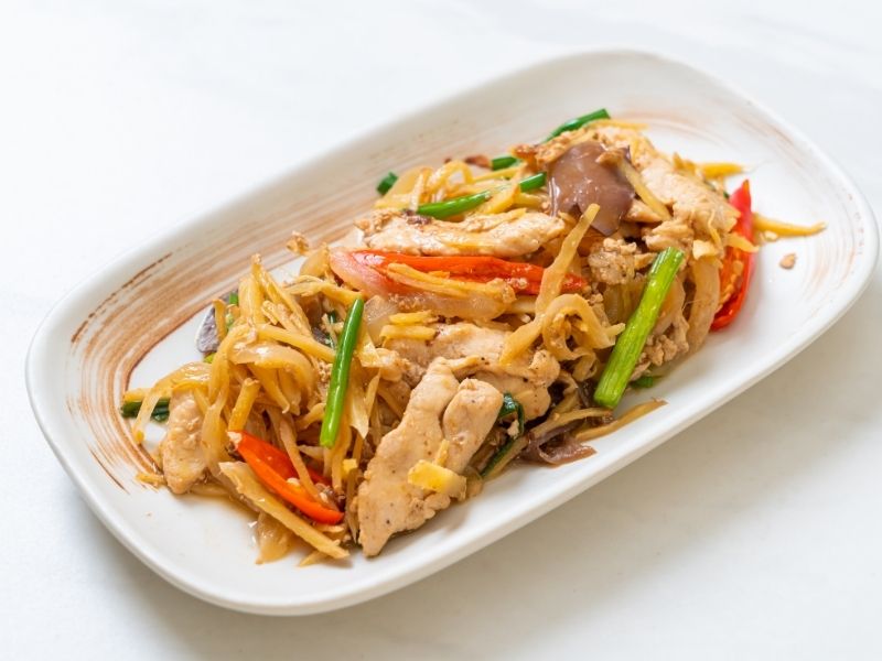 Asya Usulü Noodle Ve Sote Tavuk Yemeklerinde Zencefil Dokunuşu