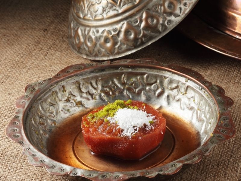 Dinlendirilen Ve Süslemeyle Servise Hazırlanan Ayva Tatlısı