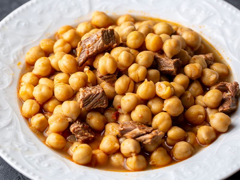 Tencereyi açıp kapatmadan kontrollü şekilde pişirmeye devam etmek önemlidir