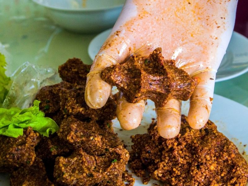 Patateslerin Rendelenmesi Ve Aromatik Malzemelerin Hazırlanışı