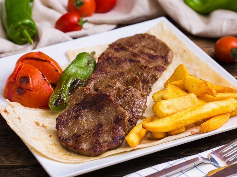 Zengin Garnitürler Ve Sivas Pidesi Eşliğinde Görkemli Sunum