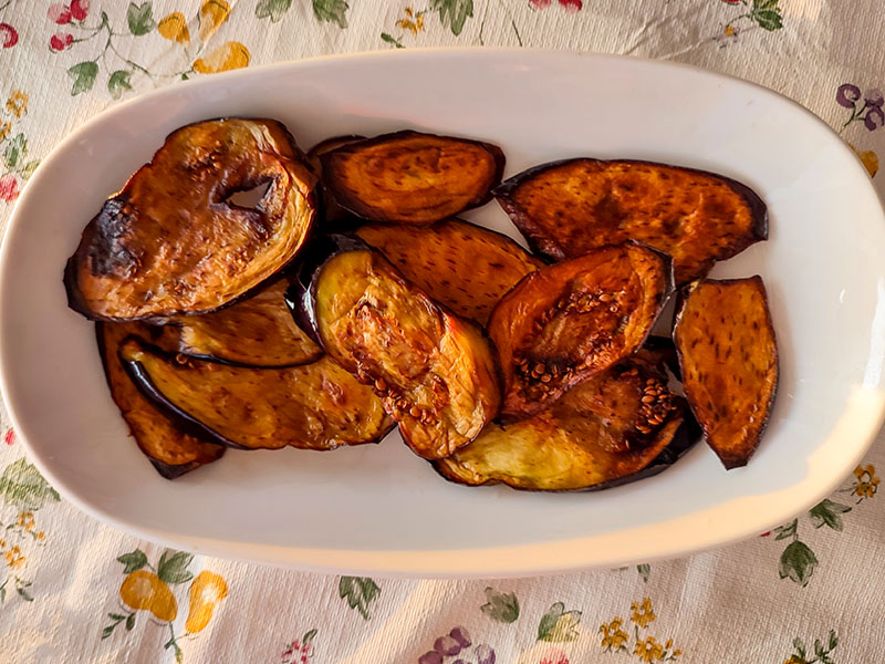 Suya birkaç damla limon suyu ekleyin