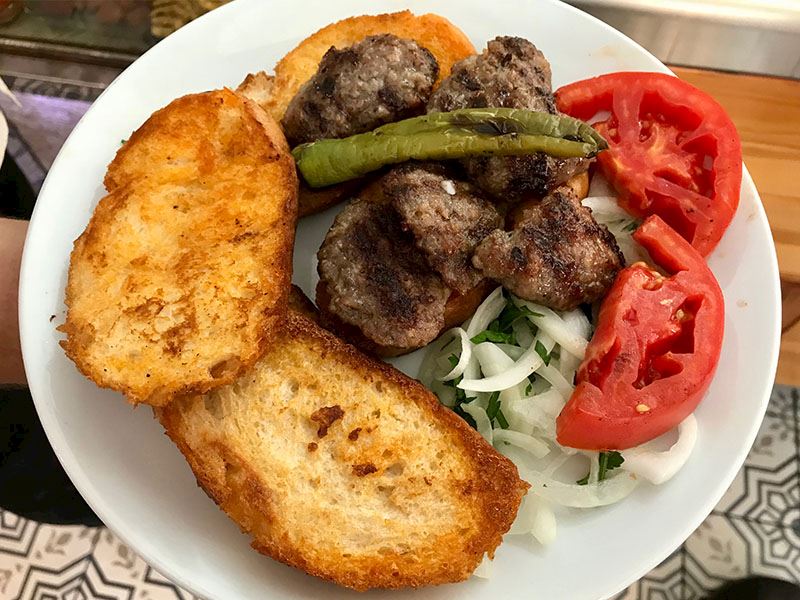 Izgara Aroması ve Geleneksel Sunumu