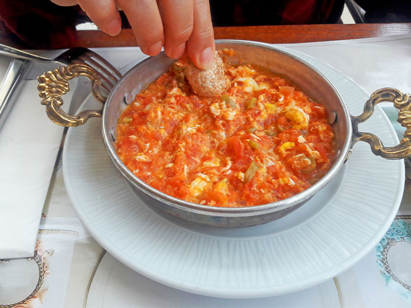 Kışlık Menemen İçin Domatesin Eklenmesi