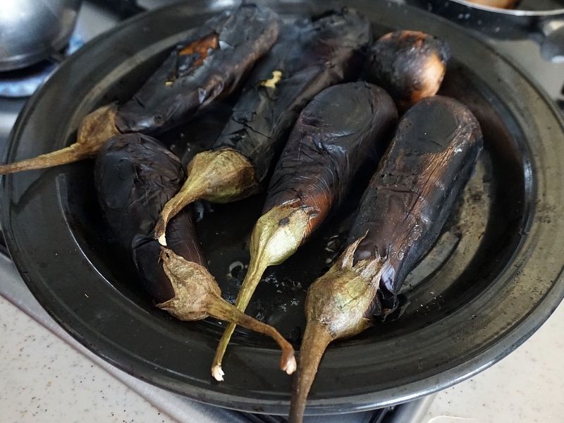 Patlıcanları Közleyin Ve Bıçakla Püre Kıvamına Getirin 