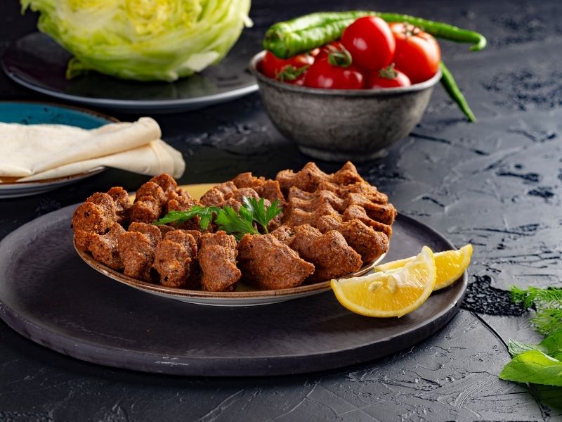 Geleneksel Sunum Usulü Ve Yöresel Eşlikçiler