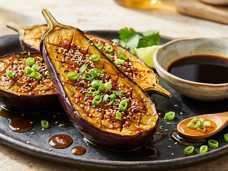 Soya Sosu Patlıcana Derin Bir Lezzet Katar