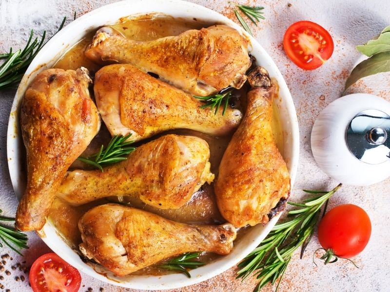 Fırında Veya Tavada Mükemmel Pişmiş Sulu Tavuk But Sunumu