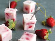 Dondurulmuş çilekli yoğurt