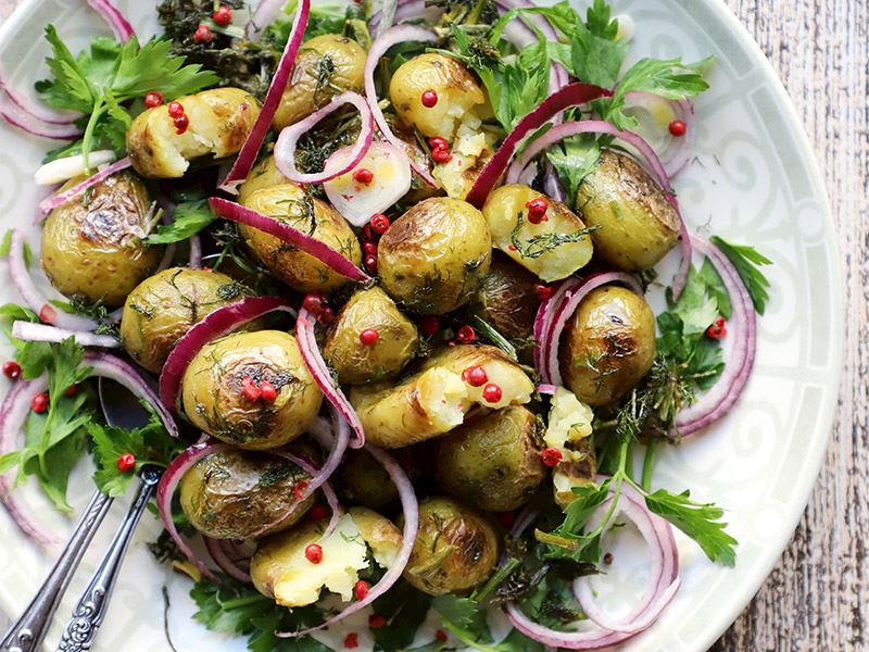 Arapsaçı ve kırmızı soğanlı patates salatası