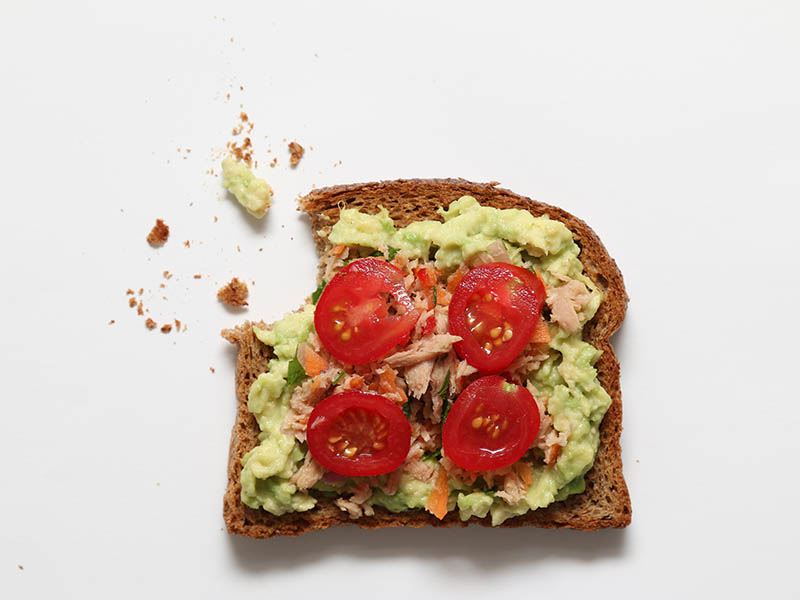 Canapé mit Avocado und Thunfisch