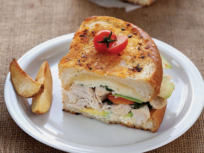 Avokadolu ve tavuk etli tost