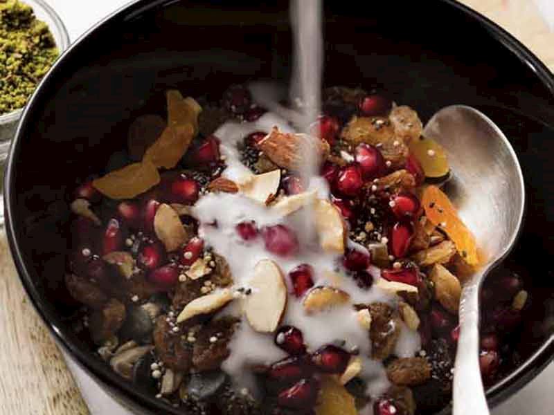 Çekirdekli Kinoalı Granola Ve Fındık Sütü