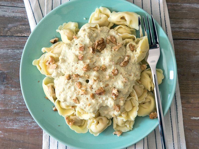 Ceviz soslu üç peynirli tortellini