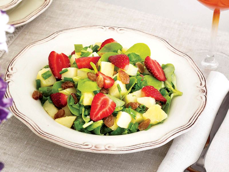 Çilekli semizotlu patates salatası