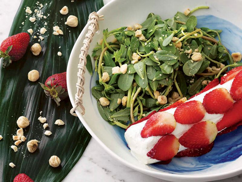 Portulaksalat mit Erdbeeren und Ziegenkäse