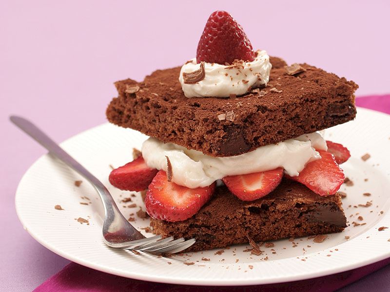 Çilekli Ve Muhallebili Brownie