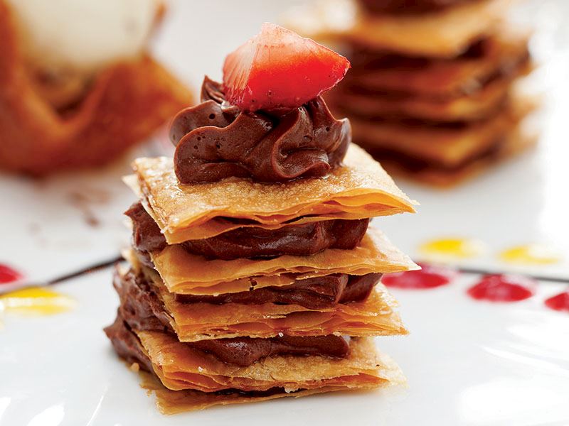 Çıtır Baklava Yaprakları Arasında Çikolata Mus