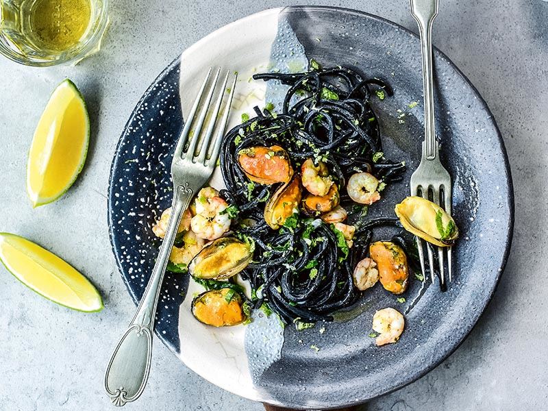 Deniz mahsulleri ile siyah spagetti