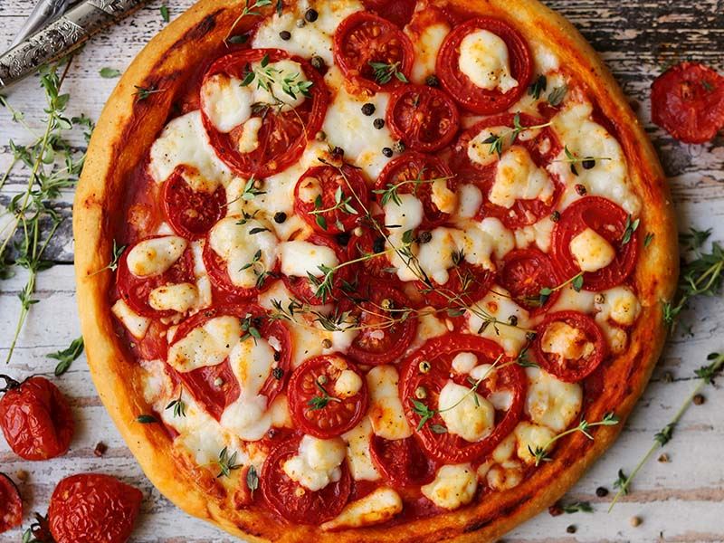 Domatesli kolay pizza
