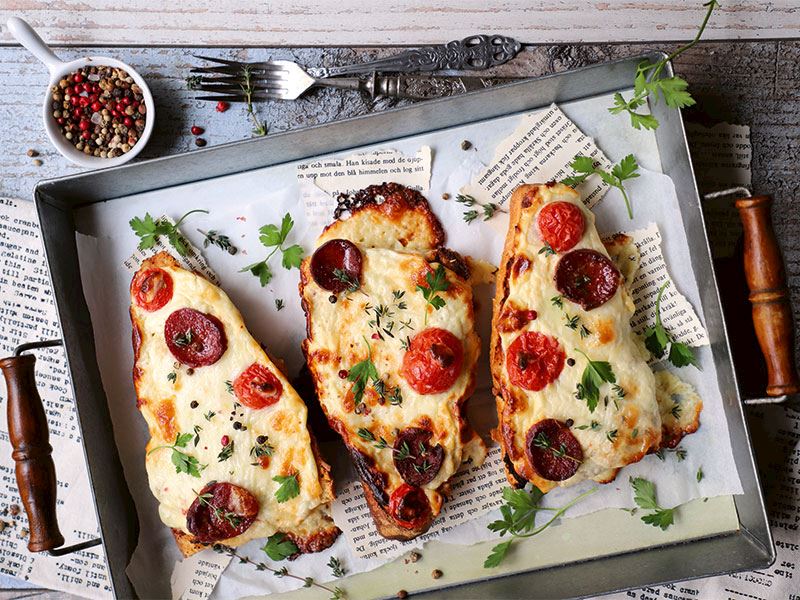 Ekmek üstü kahvaltı pizzası