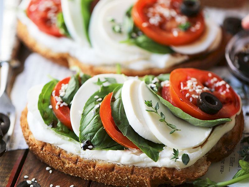 Ekmek üstü nar ekşili caprese