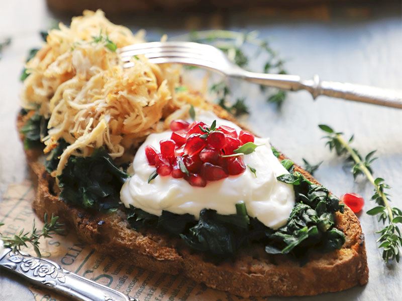 Ekmek üstü pazılı tavuk tirit