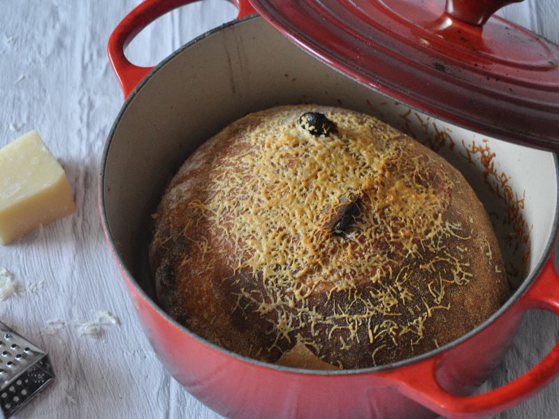 Ekşi mayalı parmesanlı ekmek