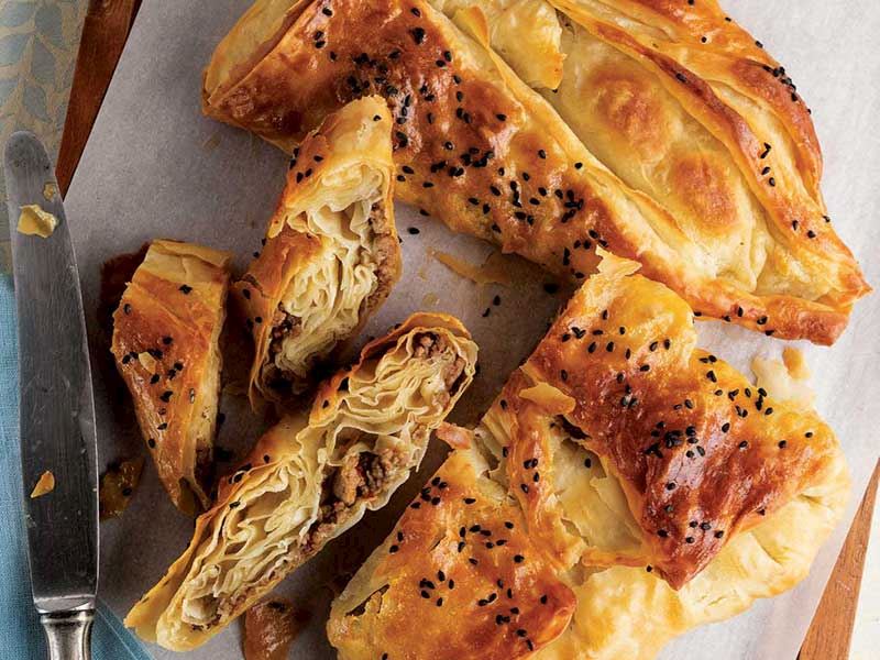 El açması kıymalı üçgen börek
