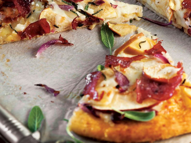 Elmalı ve füme etli pizza