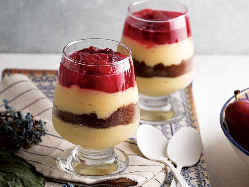 Gebäckcremedessert mit Pflaumenmarmelade