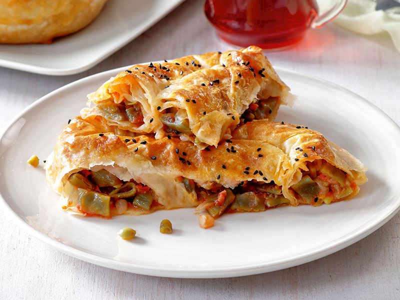 Fasulye kavurmalı börek