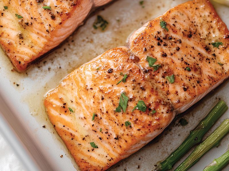 Fırında kuşkonmazlı somon 