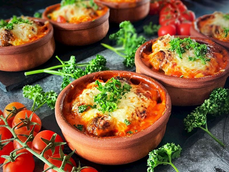 Güveçte Soslu Köfte Kızartması