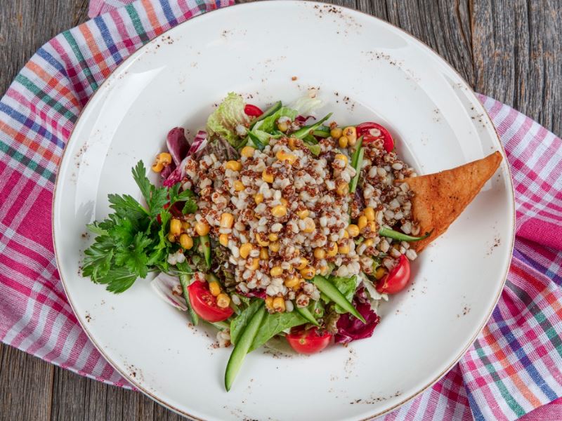 Hellimli Kinoa Salatası