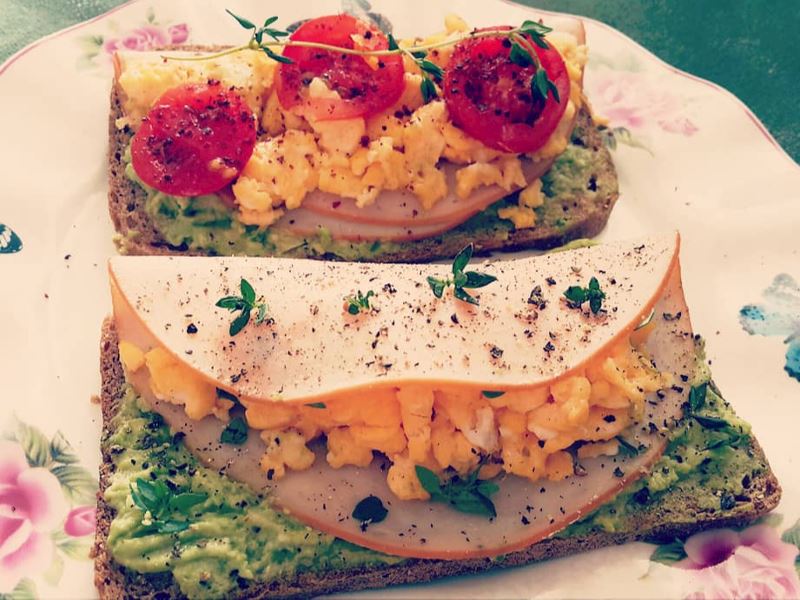 Hindi fümeli avokado tost