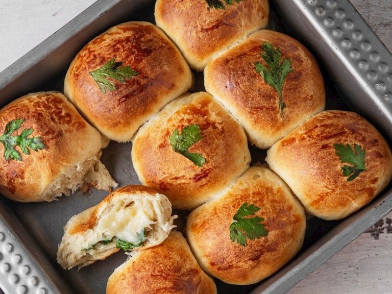 İçi Bol Peynirli Yumuşacık Tepsi Poğaçası Tarifi