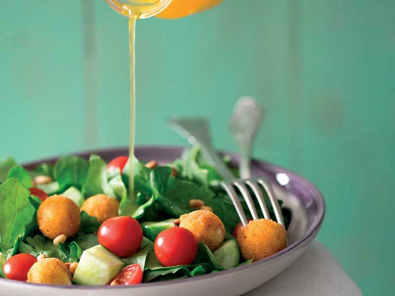 Ilık peynirli ve bal soslu salata