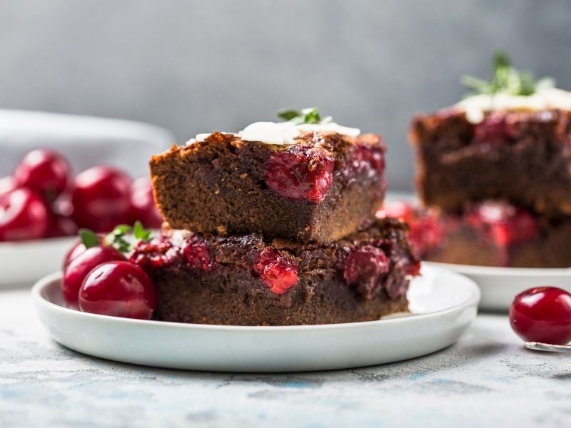 Islak Dokulu Vişneli Brownie Tarifi