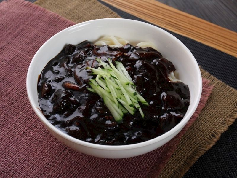 Jajangmyeon (Siyah Fasulyeli Erişte)